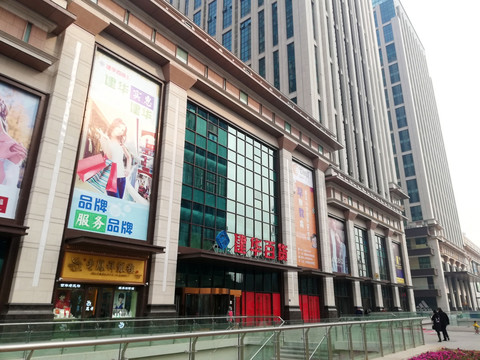 剑麻开花映石城，百货业焕新迎春